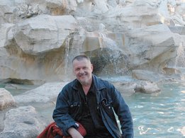 Male patient at the Fontana de Trevi in Rom 