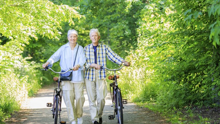 [Translate to COM English:] Elderly couple with their bicycles