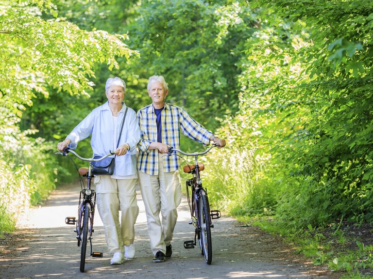 [Translate to COM English:] Elderly couple with their bicycles