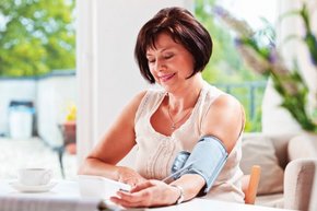 [Translate to COM English:] woman taking her blood pressure