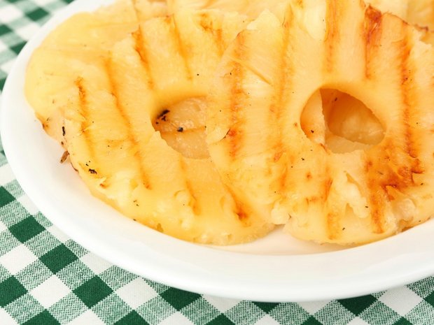 Grilled pineapple with coconut cream
