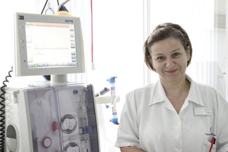 headnurse and dialysis machine