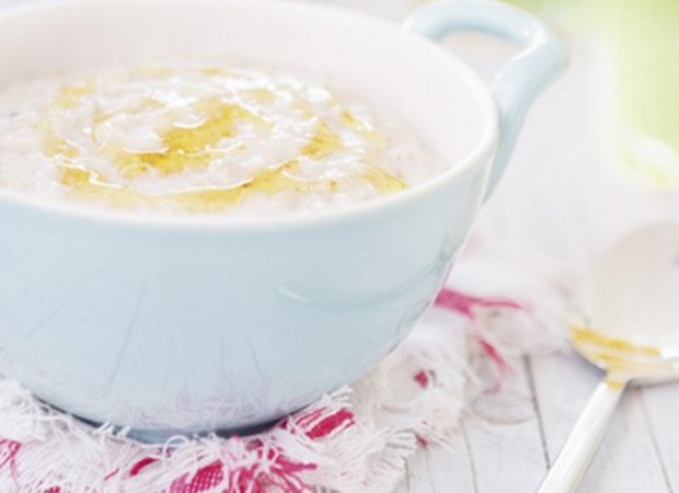 Breakfast porridge with yoghurt and honey