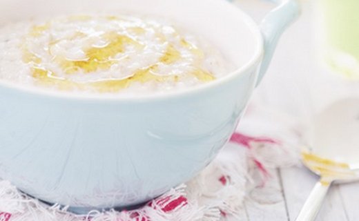 Breakfast porridge with yoghurt and honey